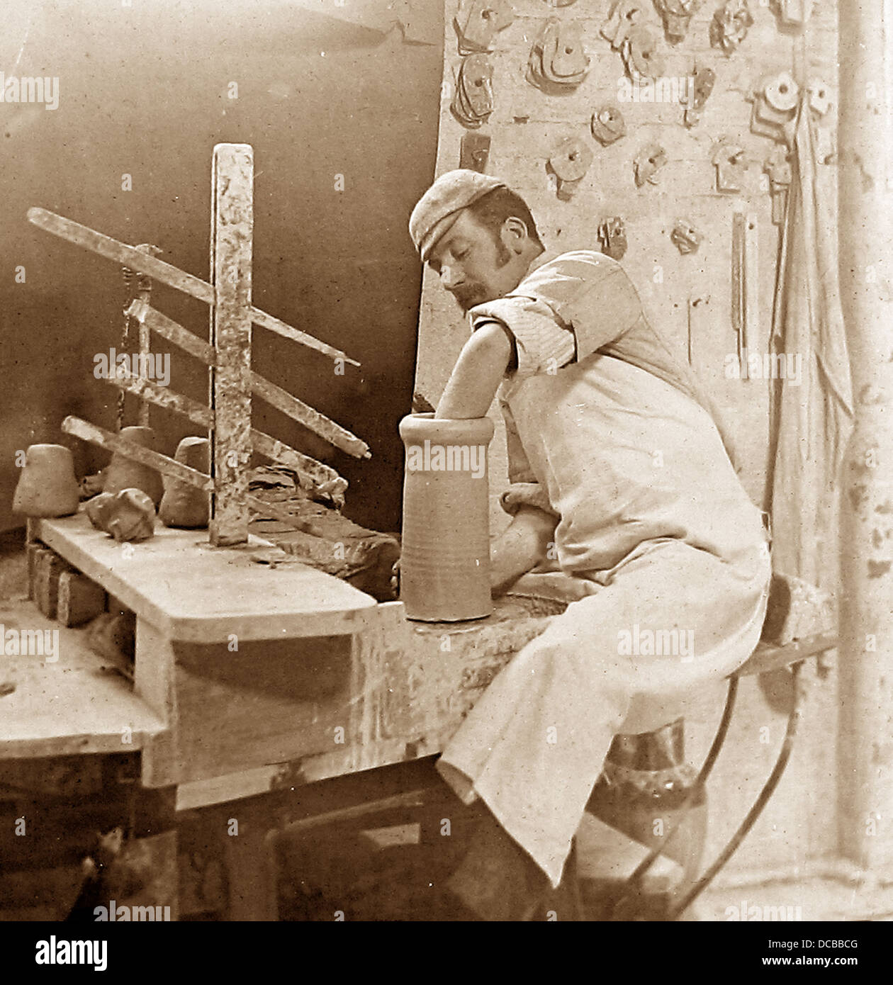 Lambeth Doulton Faience factory - gettando - periodo Vittoriano Foto Stock