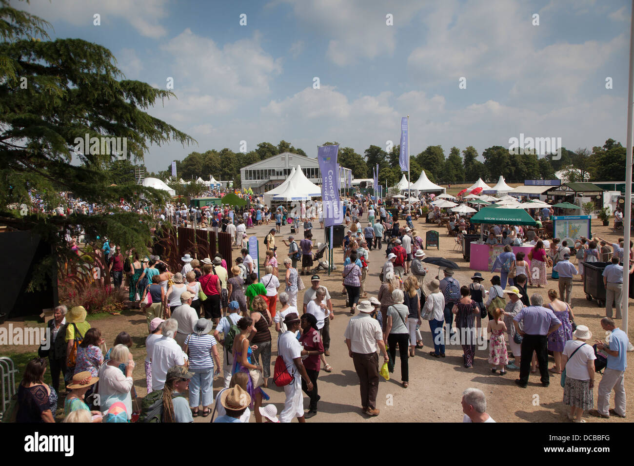 Visitatori all'interno del 2013 Hampton Court Flower Show Foto Stock