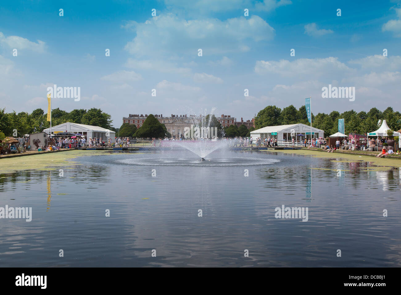 La fontana di acqua lungo al 2013 Hampton Court Flower Show Foto Stock