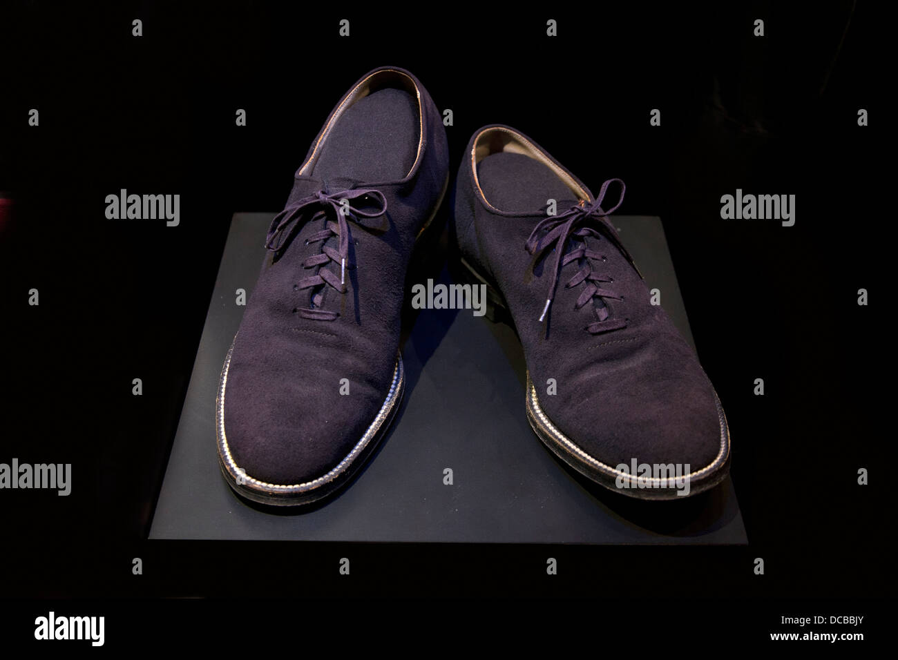 Scarpe blu scamosciate di proprietà di Carl Perkins a theCountry Music Hall of Fame e il museo in Nashville Tennessee USA Foto Stock