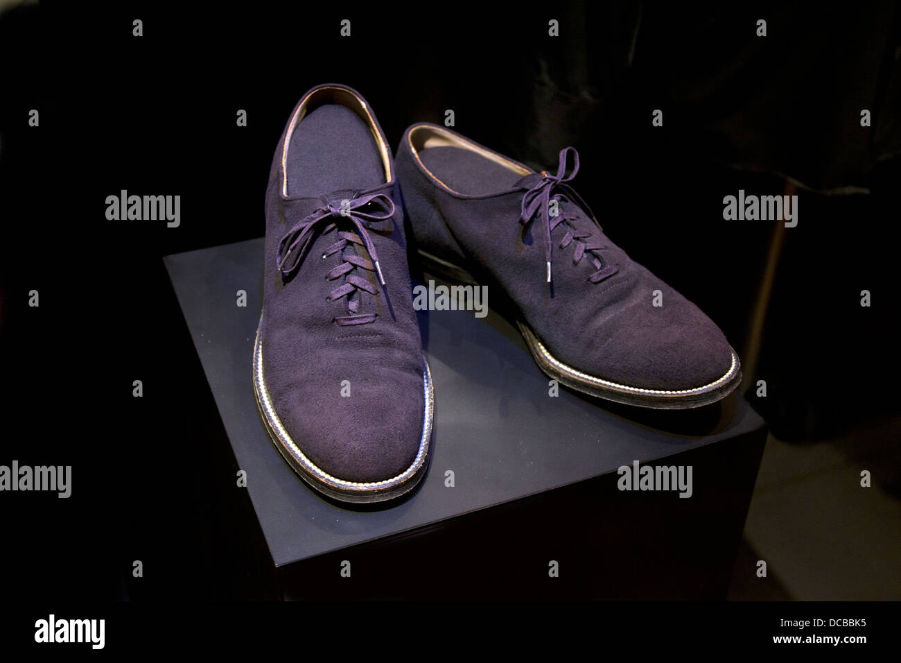 Scarpe blu scamosciate di proprietà di Carl Perkins a theCountry Music Hall of Fame e il museo in Nashville Tennessee USA Foto Stock