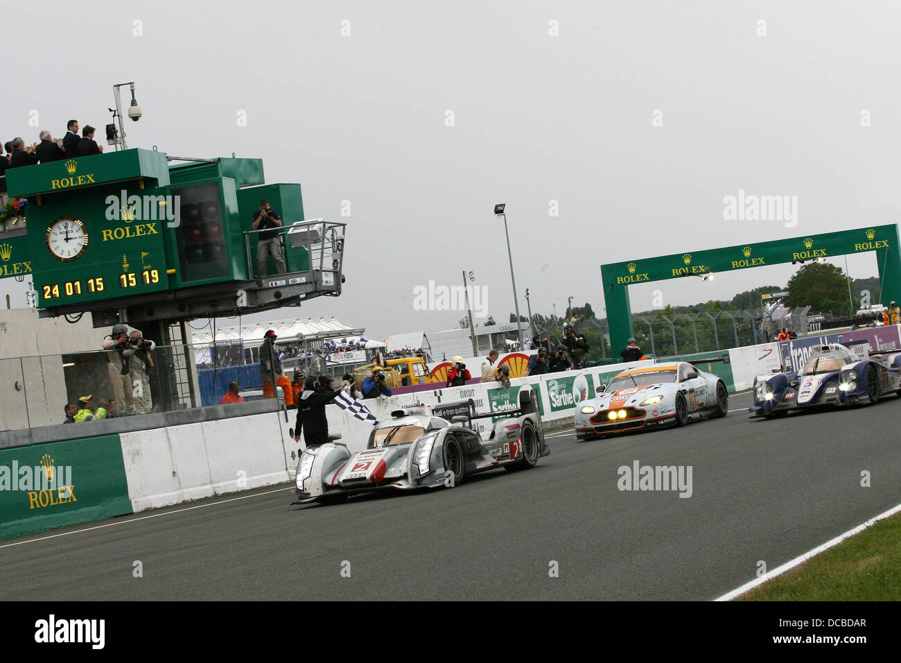 Audi attraversare la linea del traguardo per vincere il 2013 Le Mans 24 ore. Foto Stock