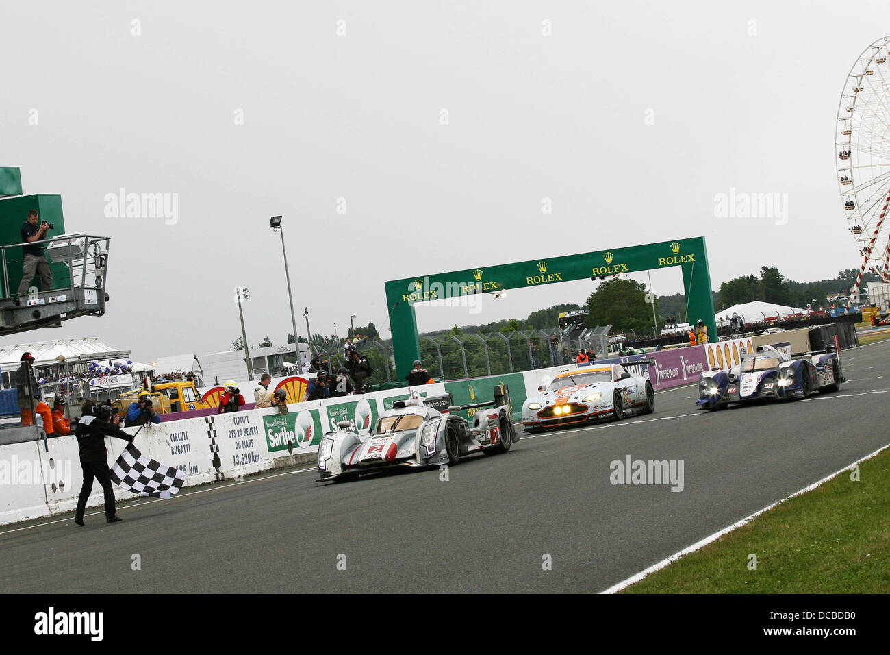 Audi attraversare la linea del traguardo per vincere il 2013 Le Mans 24 ore. Foto Stock