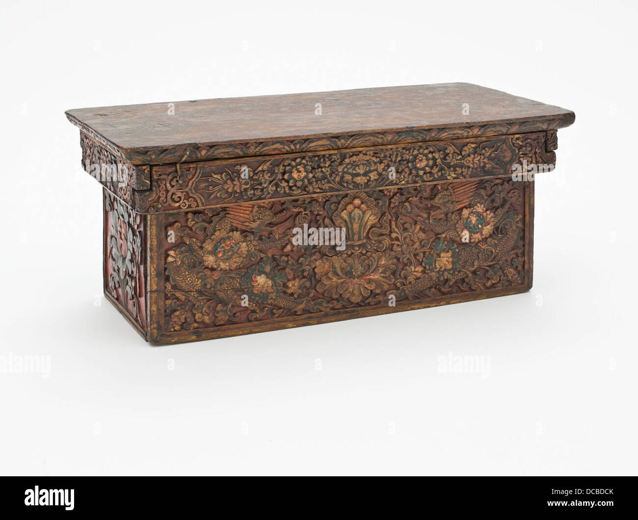 Questo tavolo pieghevole, della collezione LACMA, presenta intricati disegni di draghi e simboli di buon auspicio, che rappresentano un significato culturale nell'arte dell'Asia orientale. Il suo artigianato mette in risalto le tradizioni artistiche della regione. Foto Stock