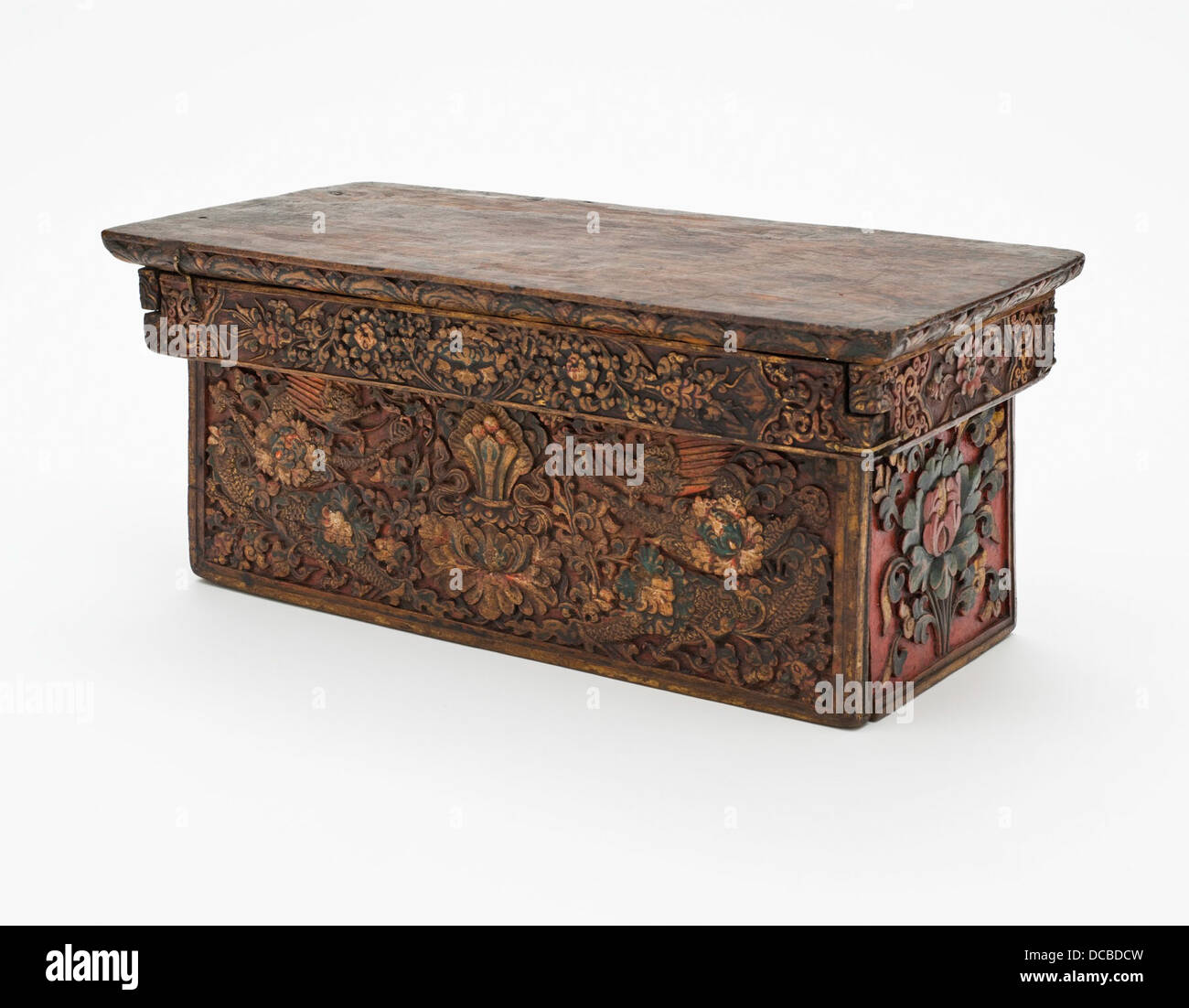 Questo tavolo pieghevole, parte della collezione LACMA, è caratterizzato da intricati disegni di draghi e simboli di buon auspicio. Il tavolo riflette l'arte e il simbolismo tradizionali cinesi, offrendo approfondimenti sui valori culturali e sulle pratiche artistiche dell'antica Cina. Foto Stock