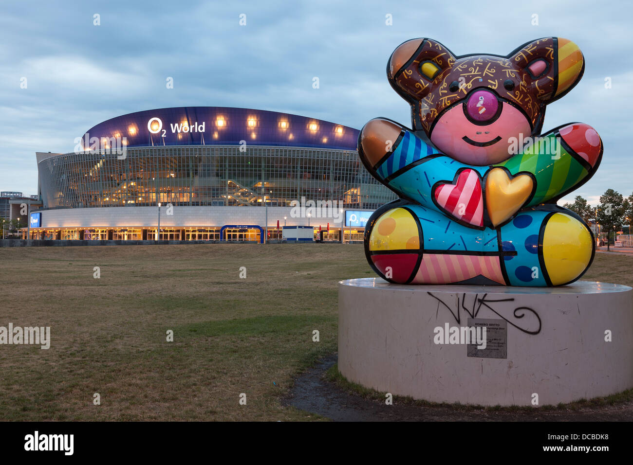 Romero Britto di 'Best Buddies amicizia Bear" presso la O 2 Arena ,Berlino, Germania Foto Stock