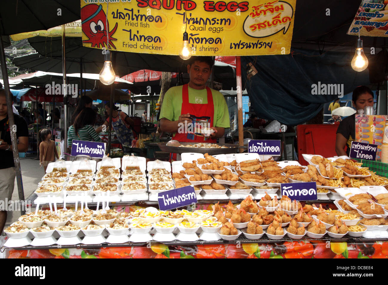 Venditore di preparare alimenti in negozio al Mercato del fine settimana di Chatuchak , Bangkok , Thailandia Foto Stock