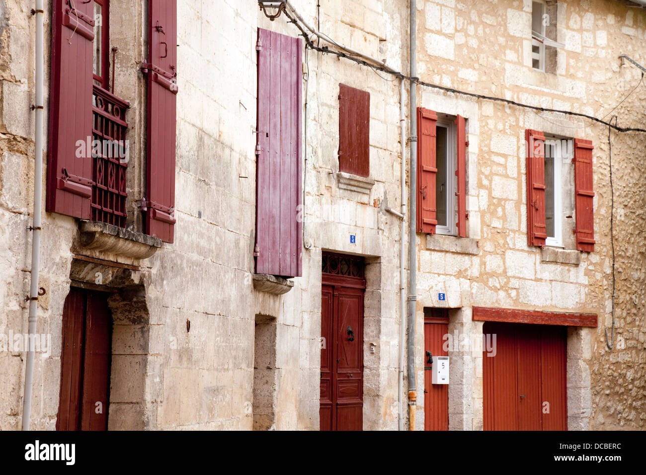 Colorate persiane di legno sulla casa windows, Brantome village, Dordogne, Francia Europa Foto Stock