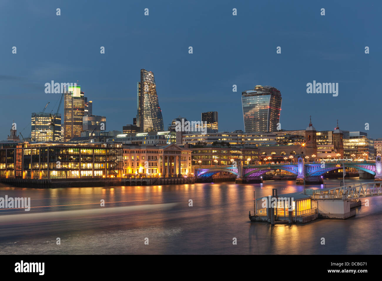 Vista notturna della città di Londra,vista dalla banca del sud,Londra, Foto Stock