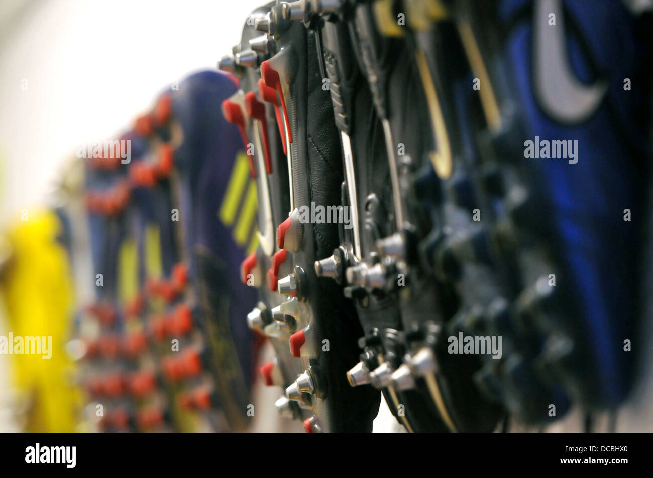 Scarpe da calcio appeso in spogliatoio. Foto Stock