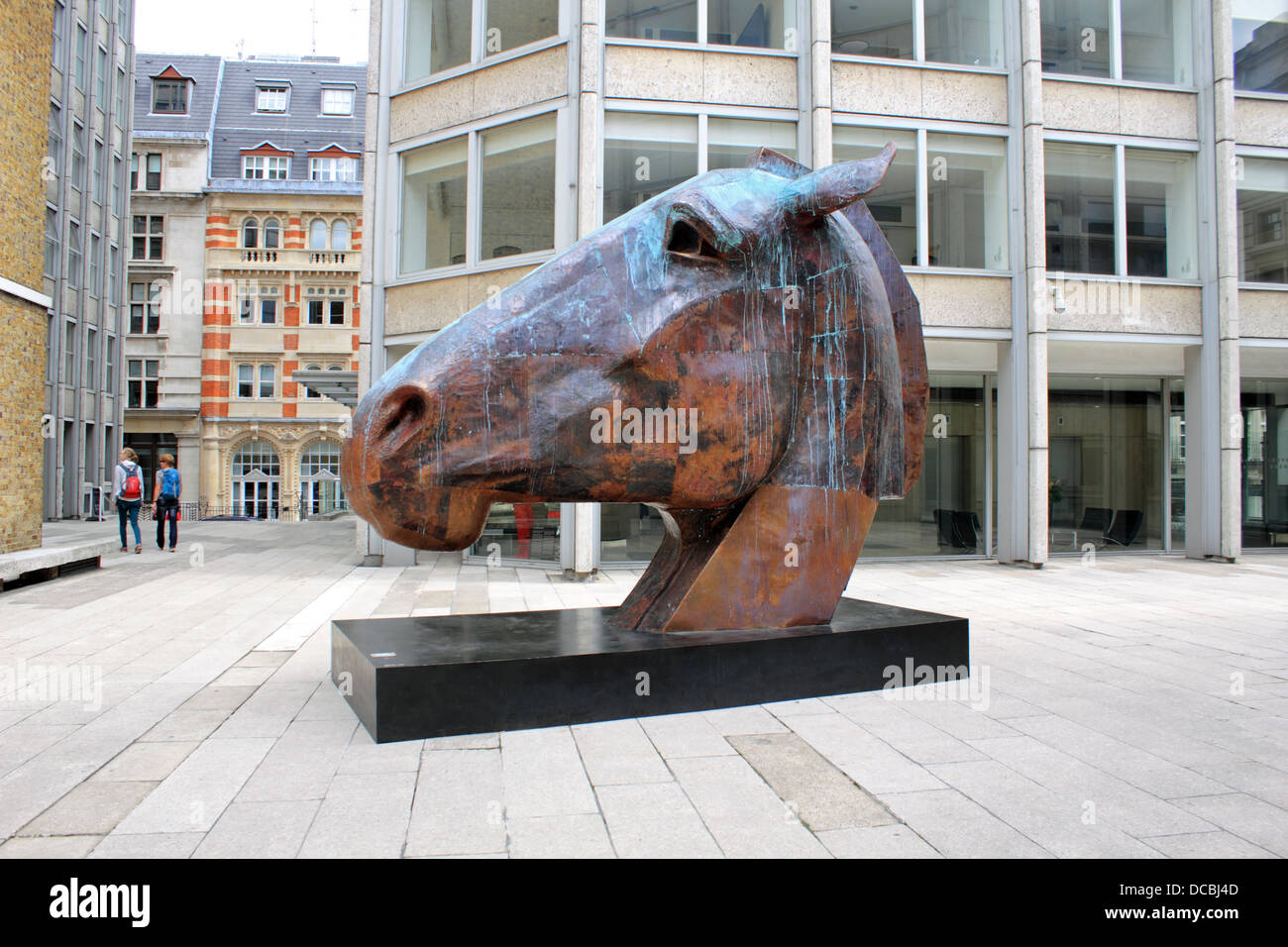 Il Bronzo Testa di cavallo dello scultore Fiddian-Green Nic in economista Plaza, 25 St James Street, SW1 Londra Inghilterra. Foto Stock