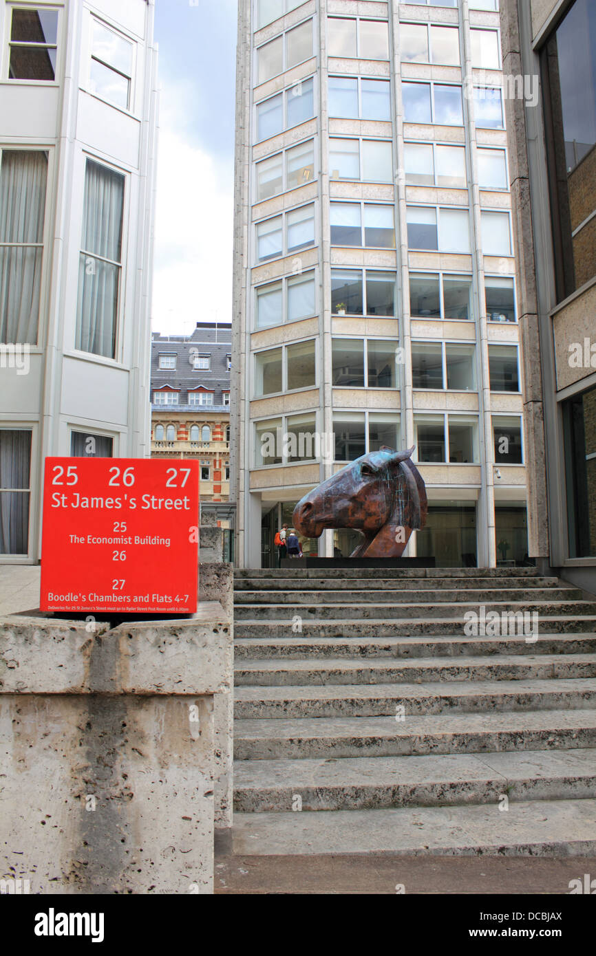 Il Bronzo Testa di cavallo dello scultore Fiddian-Green Nic in economista Plaza, 25 St James Street, SW1 Londra Inghilterra. Foto Stock