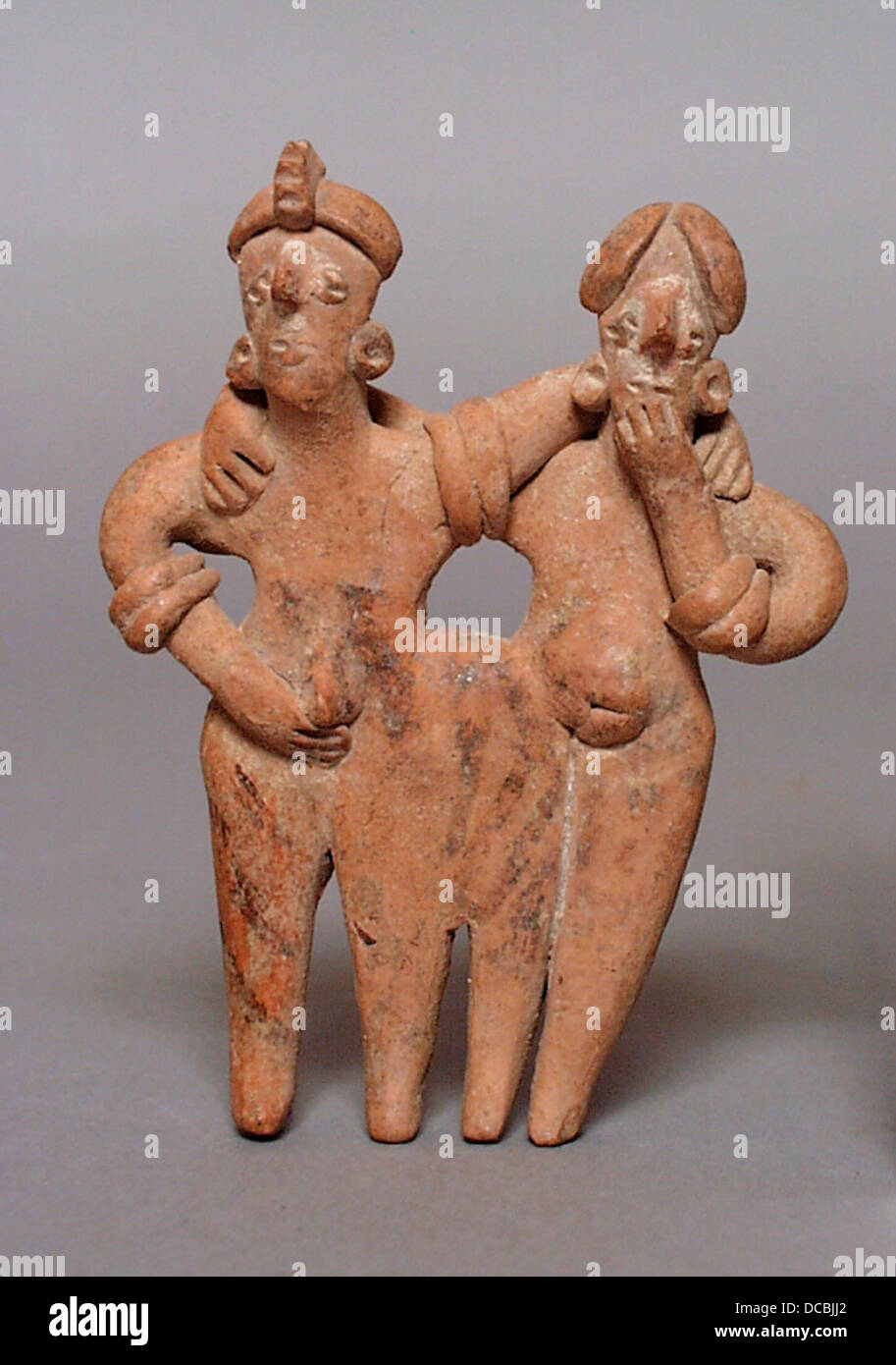 La scultura della "coppia unita", ospitata presso il Los Angeles County Museum of Art, è una rappresentazione in bronzo di un'antica coppia egiziana. E' un bell'esempio di amuleti e gioielli egiziani, che mostra una dettagliata maestria artigianale in bronzo e pietra. Questo pezzo fa parte della vasta collezione di LACMA che presenta anche antichi manufatti provenienti dall'America Latina, dal Giappone e dal vicino Oriente. Foto Stock