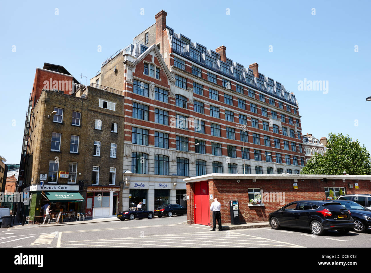 Visualizzazione mercato serviced apartments vittoriana di edificio in mattoni rossi in smithfield Londra Inghilterra REGNO UNITO Foto Stock