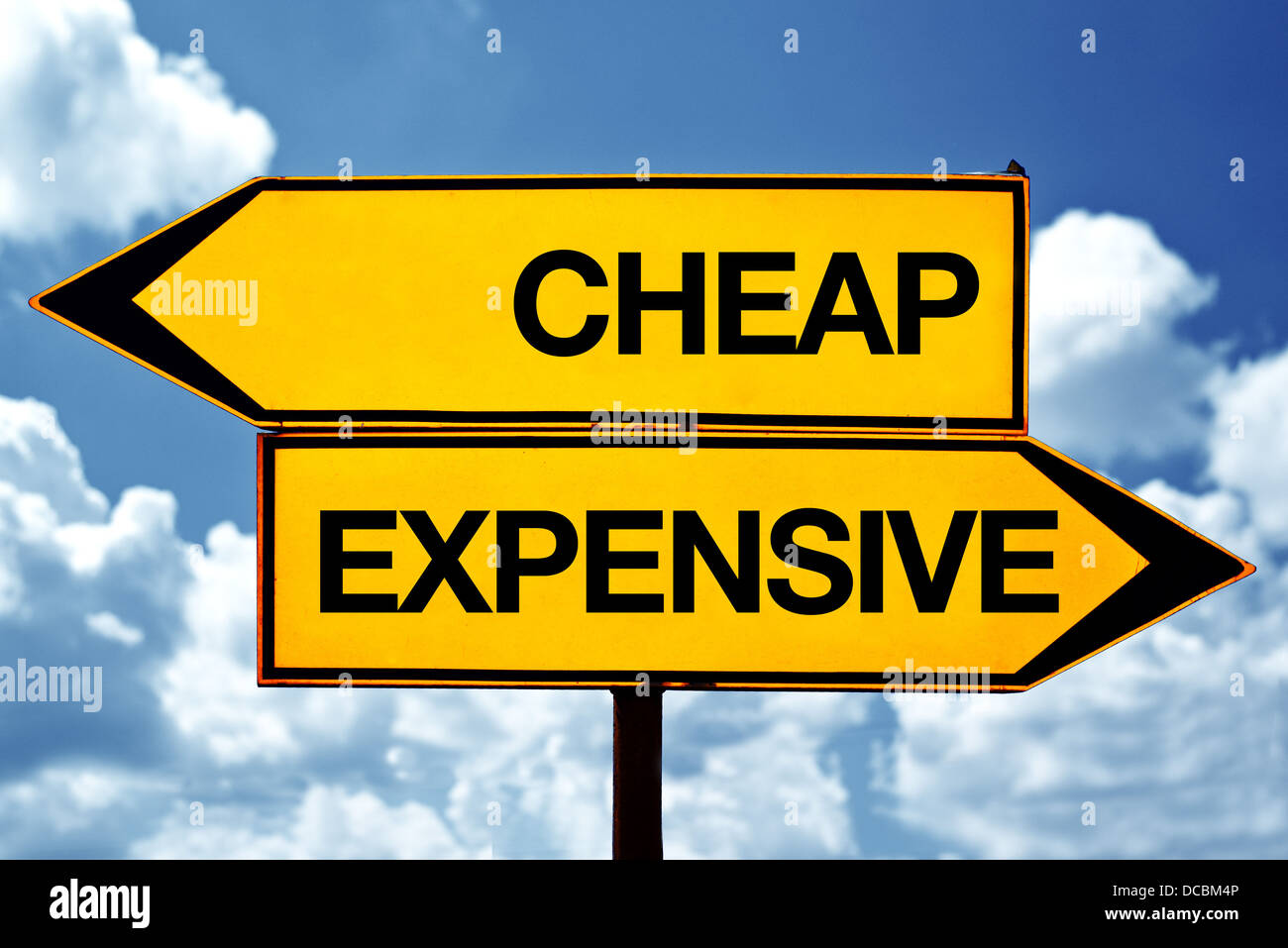 A buon mercato o costoso, segni opposti. Due segni opposti contro il cielo blu sullo sfondo. Foto Stock