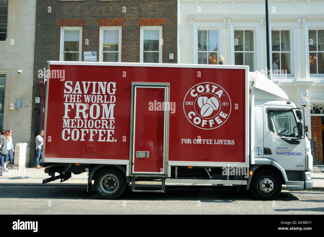 Costa Coffee van con il salvataggio del mondo dal caffè Mediocre stampata sul lato, Central London, England, Regno Unito Foto Stock