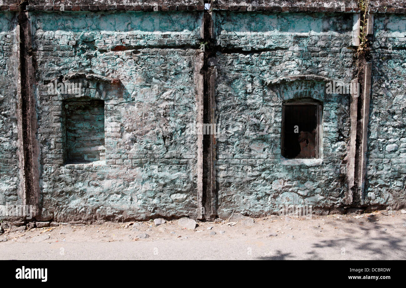 Uno sbriciolamento vecchio muro a Rishikesh, India Foto Stock