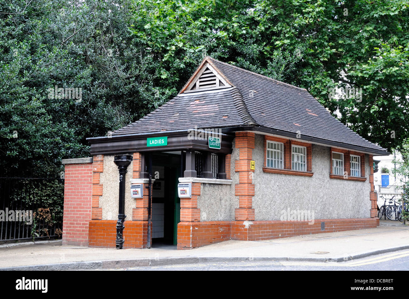 Pubblico tradizionale di comodità, onorevoli wc o wc, LINCOLN' S INN Campi, London, England Regno Unito Foto Stock