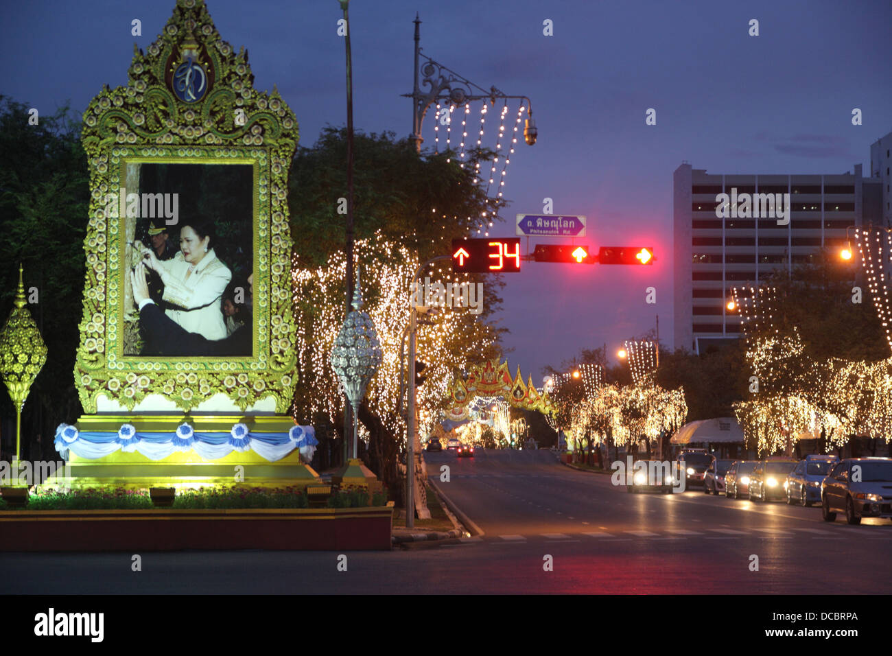 Ratchadamnoen Nok Avenue è decorato con luci in preparazione per celebrare il Queen Sirikit's 81st compleanno il 12 agosto, 2013 Foto Stock