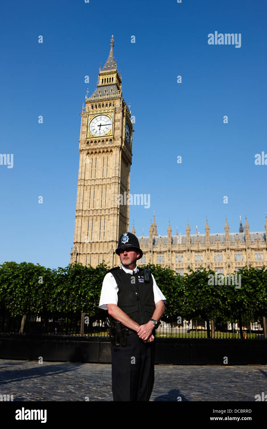 British Metropolitan Police office custodendo le case del parlamento Londra Inghilterra REGNO UNITO Foto Stock