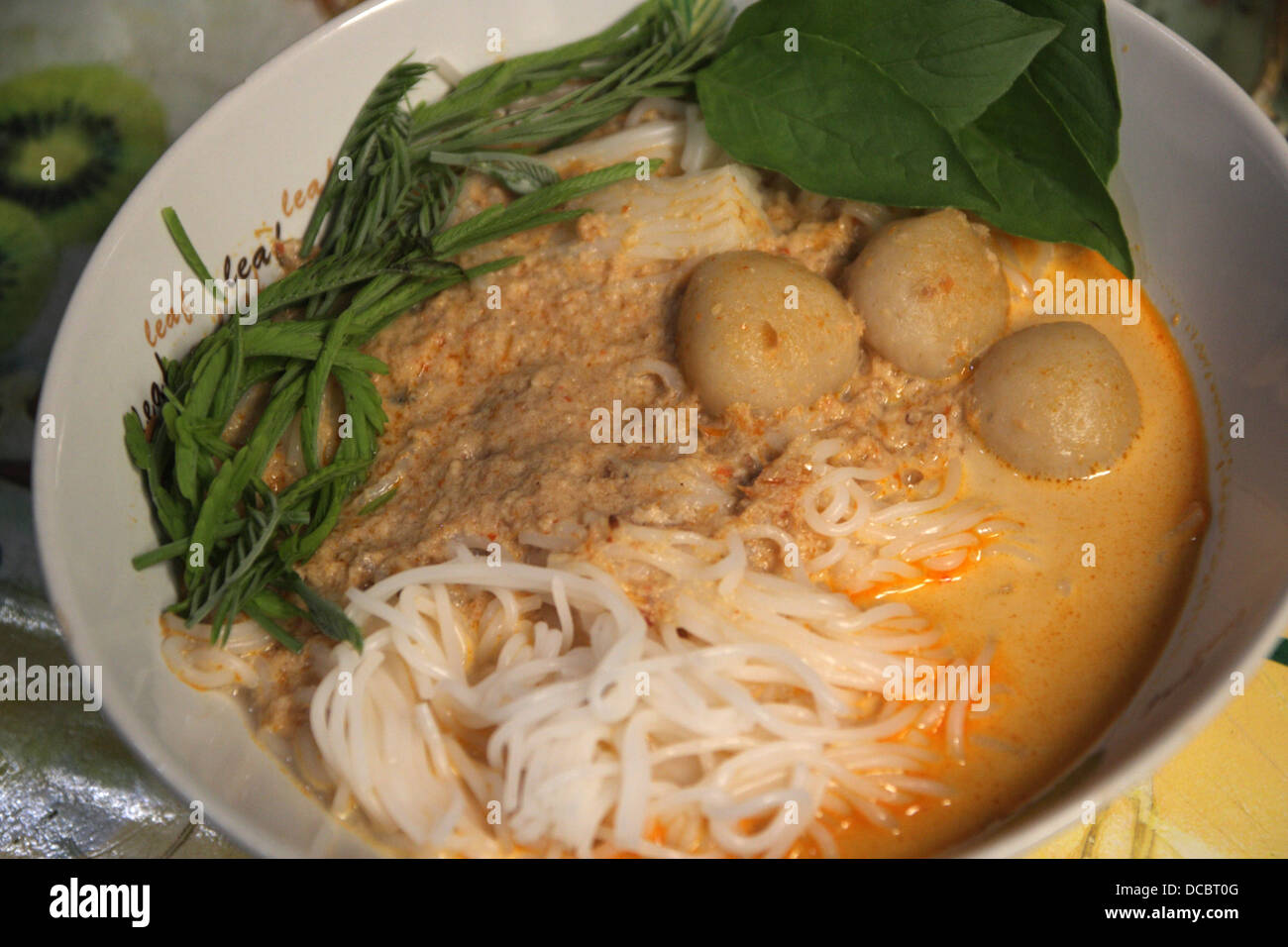 Riso tailandese Tagliatelle con latte di cocco Curry , Kanom Jeen Nam Ya Kati Foto Stock