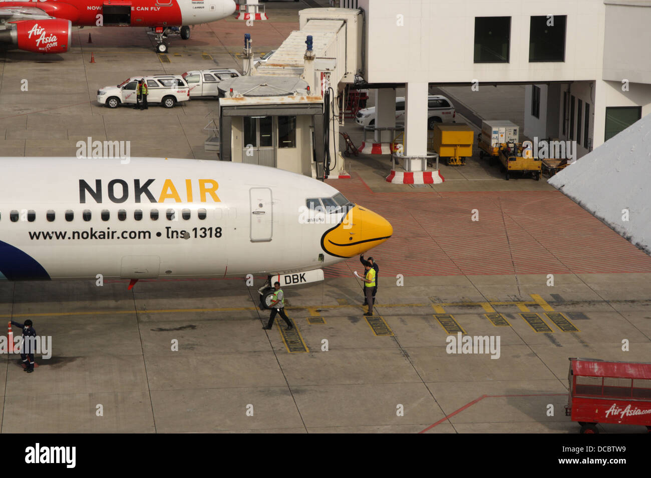 Compagnia aerea a basso costo Nok Air parcheggio presso l'aeroporto di Don Muang Foto Stock