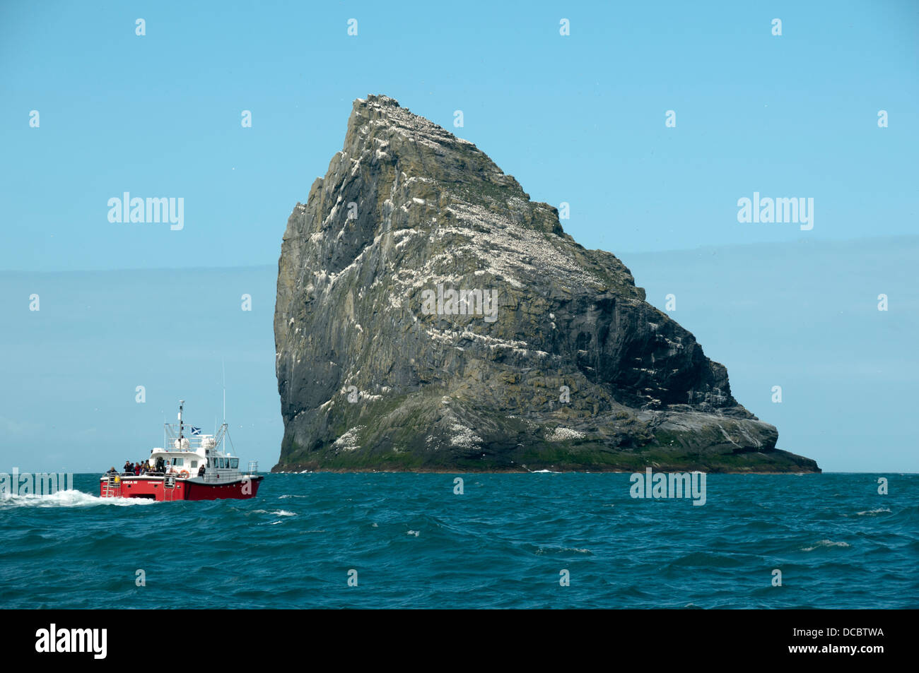 Imbarcazione turistica avvicinando Stac un Armin, St Kilda arcipelago, Ebridi Esterne, Scotland, Regno Unito Foto Stock