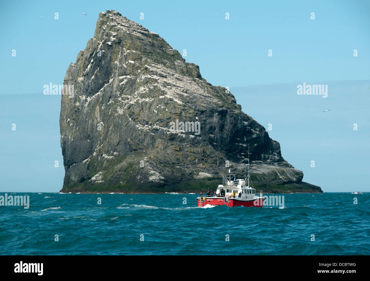 Imbarcazione turistica avvicinando Stac un Armin, St Kilda arcipelago, Ebridi Esterne, Scotland, Regno Unito Foto Stock