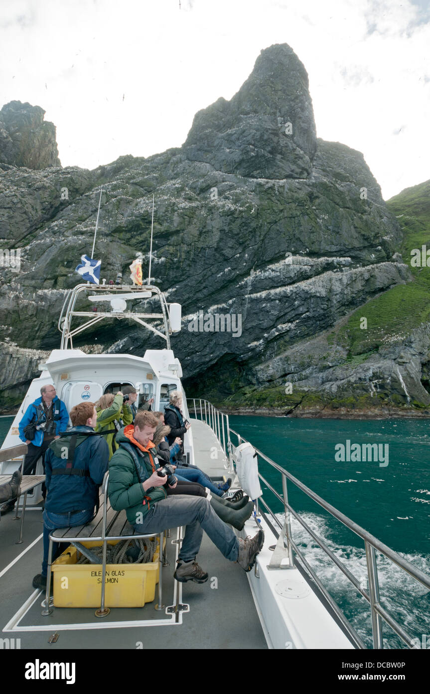 Imbarcazione turistica avvicinando l'isola di Boreray, St Kilda arcipelago, Ebridi Esterne, Scotland, Regno Unito Foto Stock
