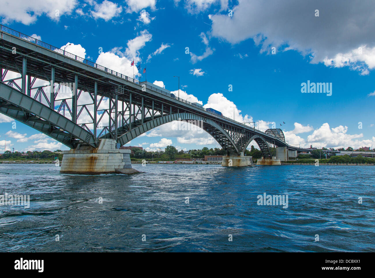 La pace ponte sopra il fiume Niagara da Fort Erie in Canada a BUffalo New York, Stati Uniti Foto Stock