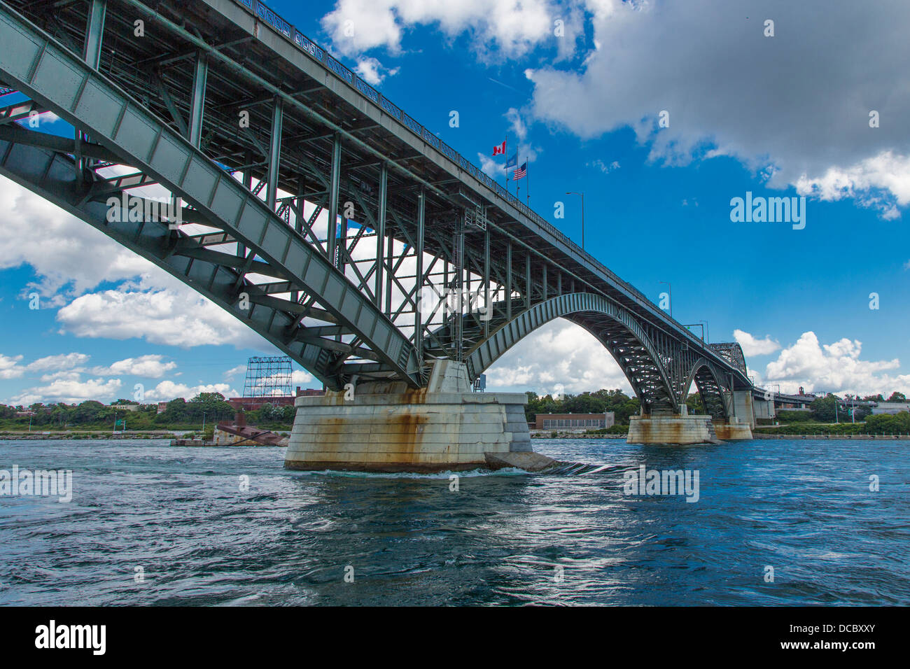 La pace ponte sopra il fiume Niagara da Fort Erie in Canada a BUffalo New York, Stati Uniti Foto Stock