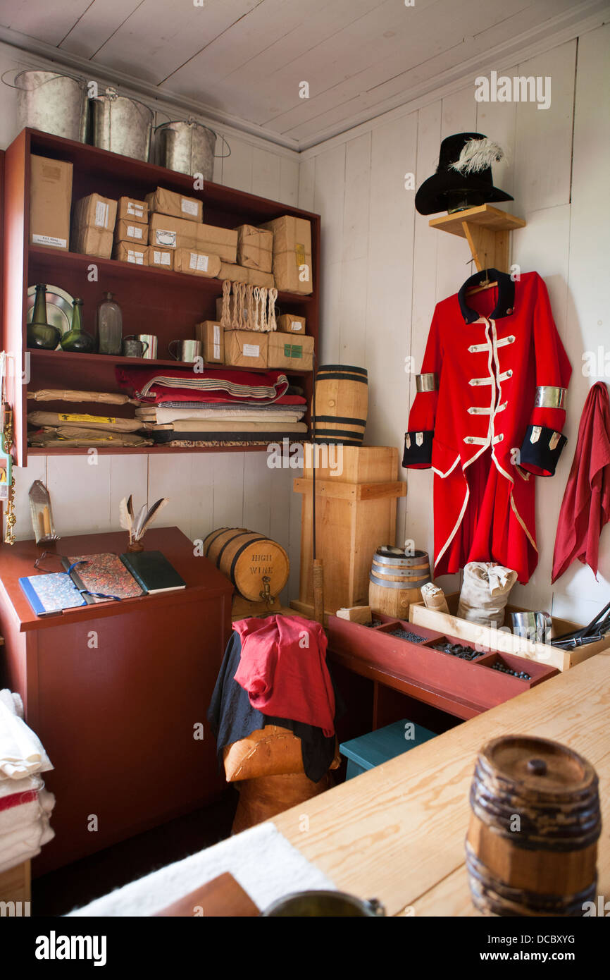 Materiali di consumo e uniformi all'interno della grande hall, Grand Portage monumento nazionale, Grand Portage, Minnesota, Stati Uniti d'America Foto Stock