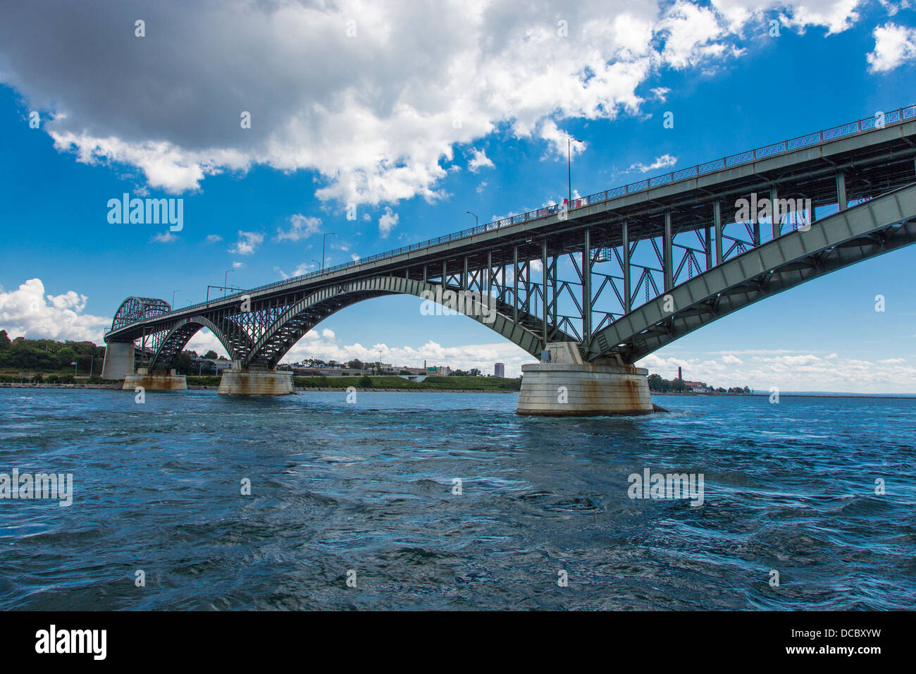 La pace ponte sopra il fiume Niagara da Fort Erie in Canada a BUffalo New York, Stati Uniti Foto Stock