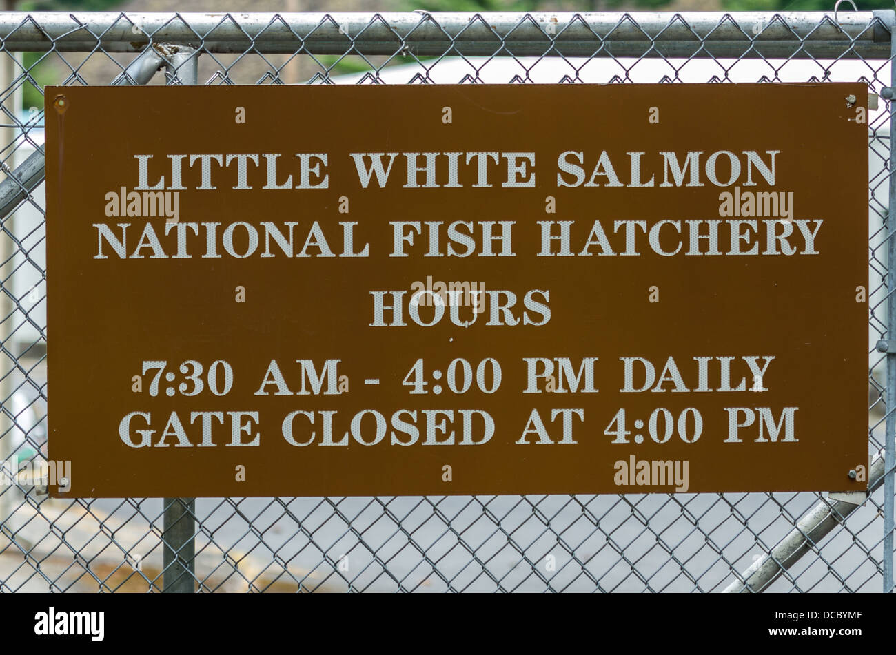 Cuocere Washington. Poco bianco salmone National Fish Hatchery segno in vivaio di ingresso Foto Stock