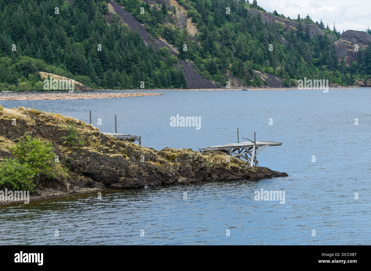 Cuocere Washington. Poco bianco salmone National Fish Hatchery nativo americano piattaforme di pesca sul lago Drano Foto Stock
