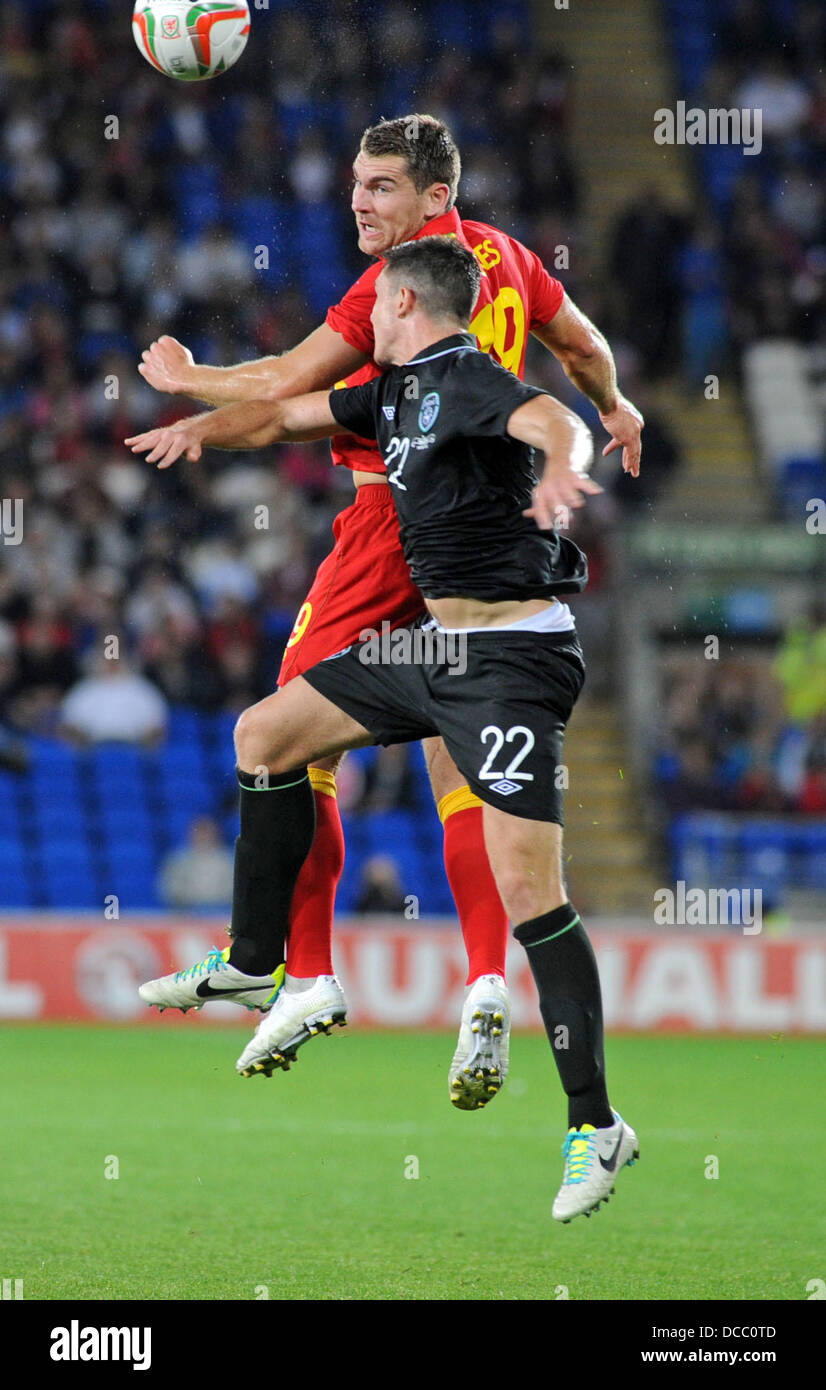 Cardiff, Galles, UK. Il 14 agosto 2013. Il Galles v Repubblica di Irlanda - Vauxhall amichevole internazionale a Cardiff City Stadium : Sam Vokes del Galles sfide Ciaran Clark dell Irlanda. © Phil Rees/Alamy Live News Foto Stock