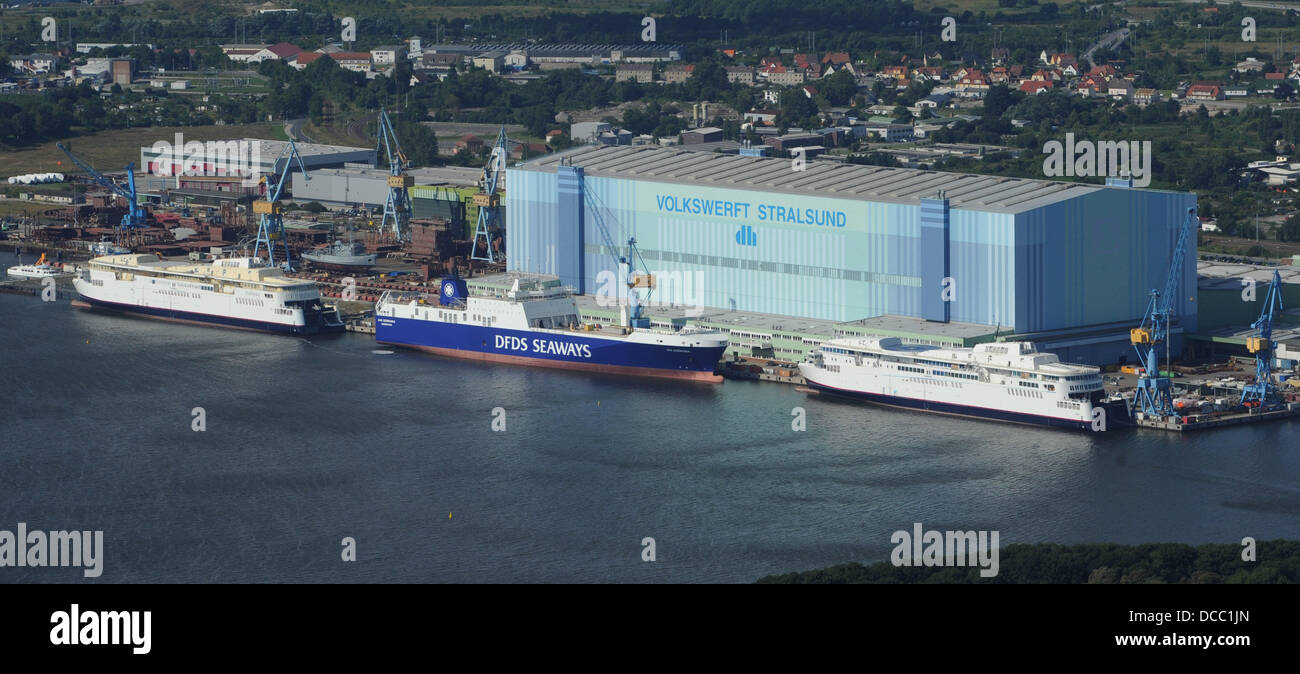 L'ex Scandlines ferries Copenaghen (L) e " Berlino " (R) giacciono presso la banchina di apparecchiature del fallimento P+S cantiere cantiere folk a Stralsund, Germania, 12 agosto 2013. Il primo dei due traghetti per spedizione danese DFDS società (C) risiede nello stesso tempo di fronte alla sala shipbuilsing presso la banchina di apparecchiature di cantiere. Gli investitori russi hanno mostrato interesse per il fallimento della società di costruzione navale che nessuno voleva acquistare per un lungo periodo di tempo. Un procedimento di gara è già in corso. Foto: Stefan Sauer Foto Stock