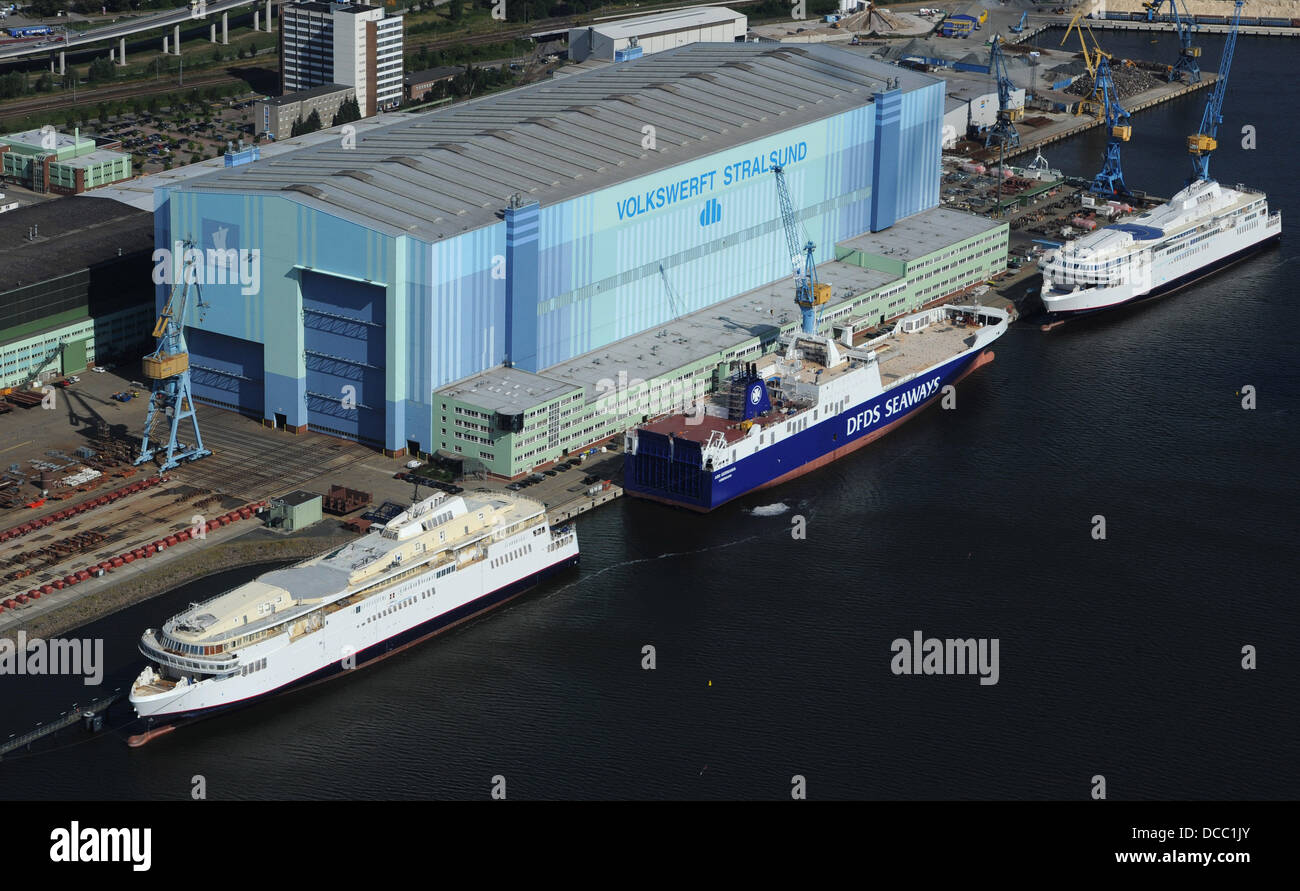 L'ex Scandlines ferries Copenaghen (L) e " Berlino " (R) giacciono presso la banchina di apparecchiature del fallimento P+S cantiere cantiere folk a Stralsund, Germania, 12 agosto 2013. Il primo dei due traghetti per spedizione danese DFDS società (C) risiede nello stesso tempo di fronte alla sala shipbuilsing presso la banchina di apparecchiature di cantiere. Gli investitori russi hanno mostrato interesse per il fallimento della società di costruzione navale che nessuno voleva acquistare per un lungo periodo di tempo. Un procedimento di gara è già in corso. Foto: Stefan Sauer Foto Stock