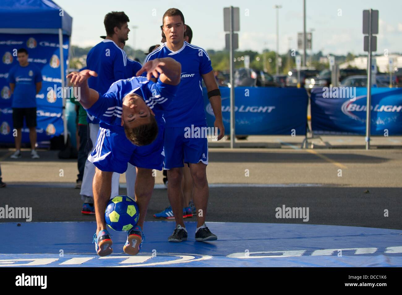 East Rutherford, New Jersey, USA. 14 Ago, 2013. Agosto 14, 2013: Un acrobat si ribalta all'indietro con il pallone da calcio tra le gambe durante la International amichevole tra Messico e Costa d Avorio a Met Life Stadium, East Rutherford, NJ. © csm/Alamy Live News Foto Stock