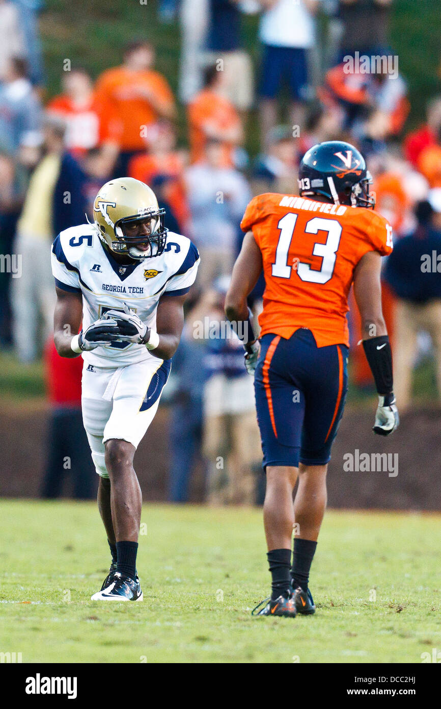 Georgia Tech giacche gialle wide receiver Stephen Hill (5) linee fino ad un gioco di fronte della Virginia Cavaliers cornerback Chase M Foto Stock