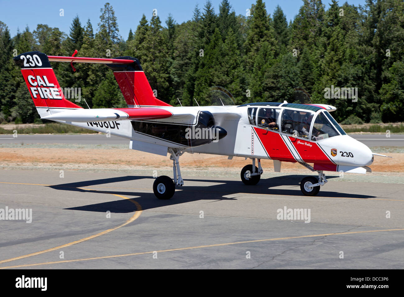 Cal Fire OV-10 Bronco taxi al Nevada County attacco aereo Base prima di una missione di estinzione. Foto Stock