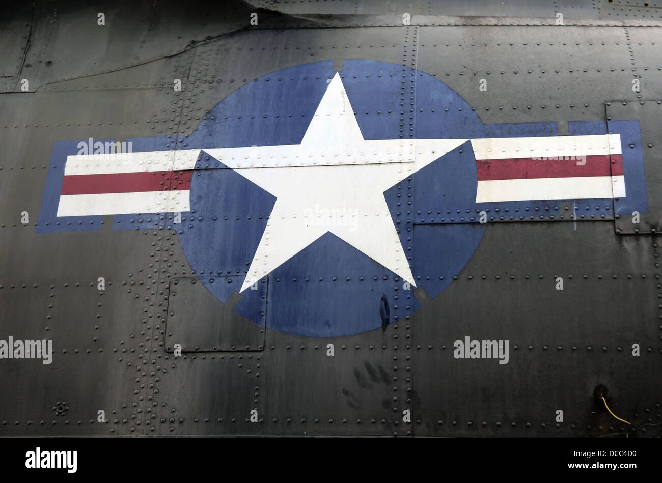 Si tratta di una foto di un dettaglio di un elicottero US Army dalla guerra del Vietnam. Siamo in grado di vedere la US Army Logo e una pistola di tommy moschetti mitragliatori Foto Stock
