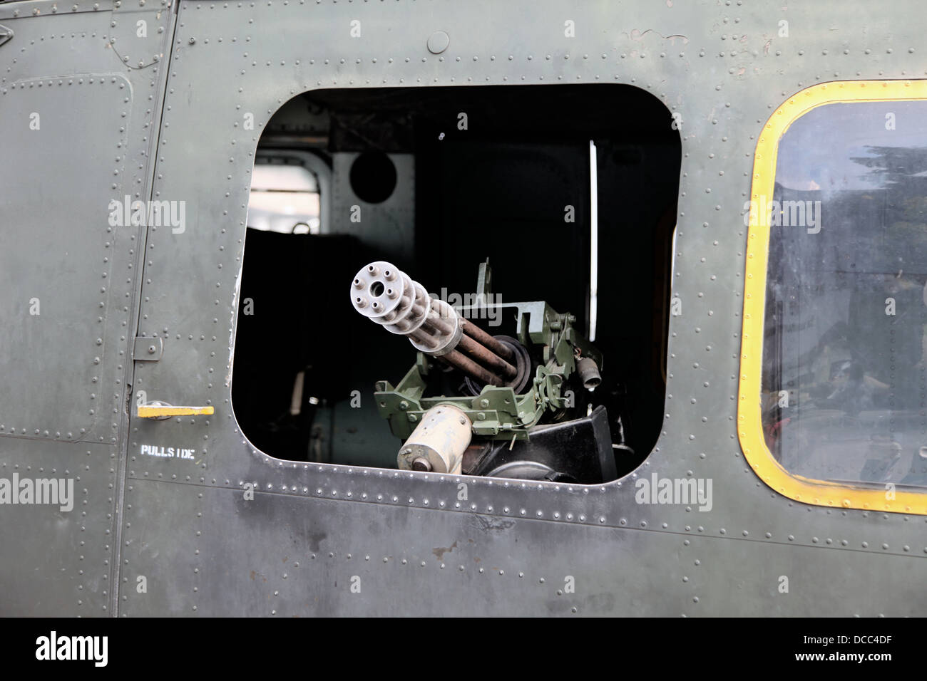 Si tratta di una foto di un dettaglio di un elicottero US Army dalla guerra del Vietnam. Siamo in grado di vedere la US Army Logo e una pistola di tommy moschetti mitragliatori Foto Stock