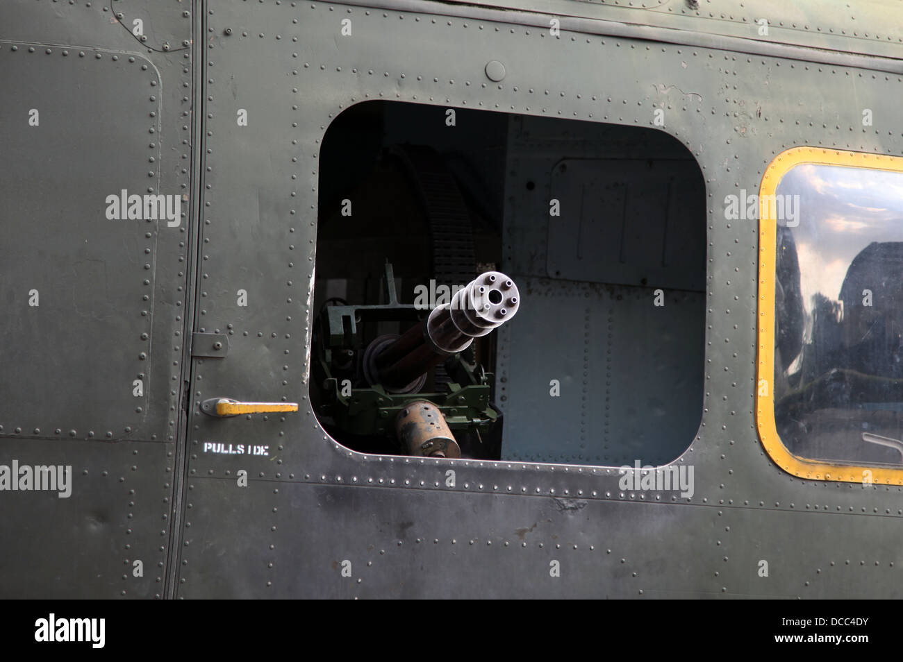 Si tratta di una foto di un dettaglio di un elicottero US Army dalla guerra del Vietnam. Siamo in grado di vedere la US Army Logo e una pistola di tommy moschetti mitragliatori Foto Stock