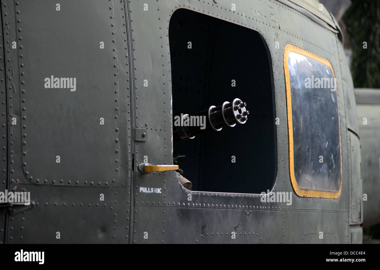 Si tratta di una foto di un dettaglio di un elicottero US Army dalla guerra del Vietnam. Siamo in grado di vedere la US Army Logo e una pistola di tommy moschetti mitragliatori Foto Stock