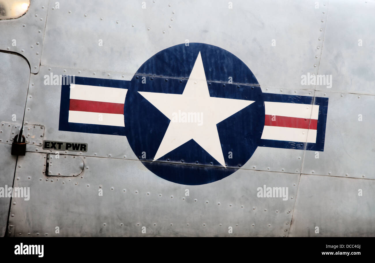 Si tratta di una foto di un dettaglio di un elicottero US Army dalla guerra del Vietnam. Siamo in grado di vedere la US Army Logo e una pistola di tommy moschetti mitragliatori Foto Stock