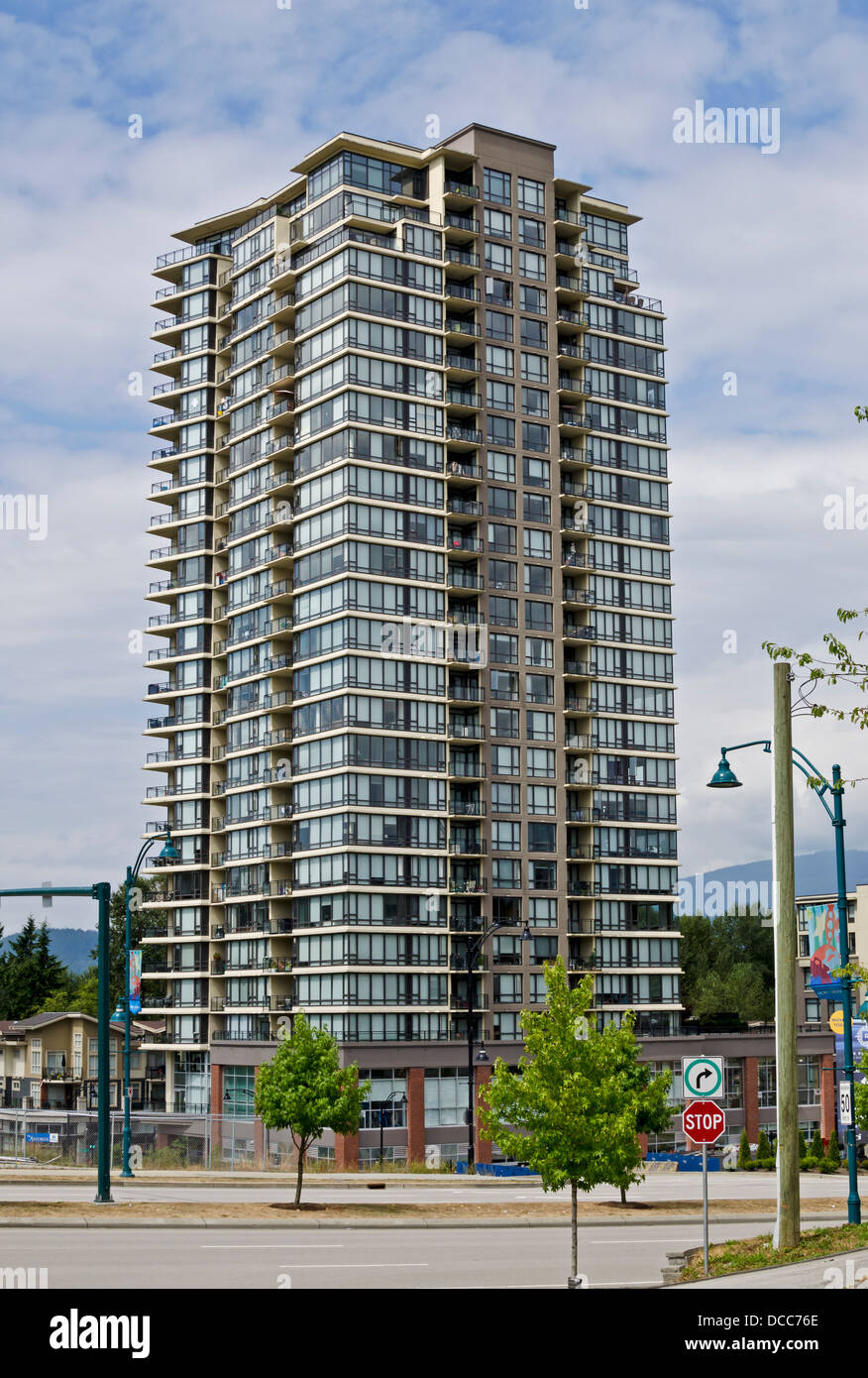 Moderno ed alto edificio di appartamenti in Port Moody, BC (maggiore Vancouver) Foto Stock