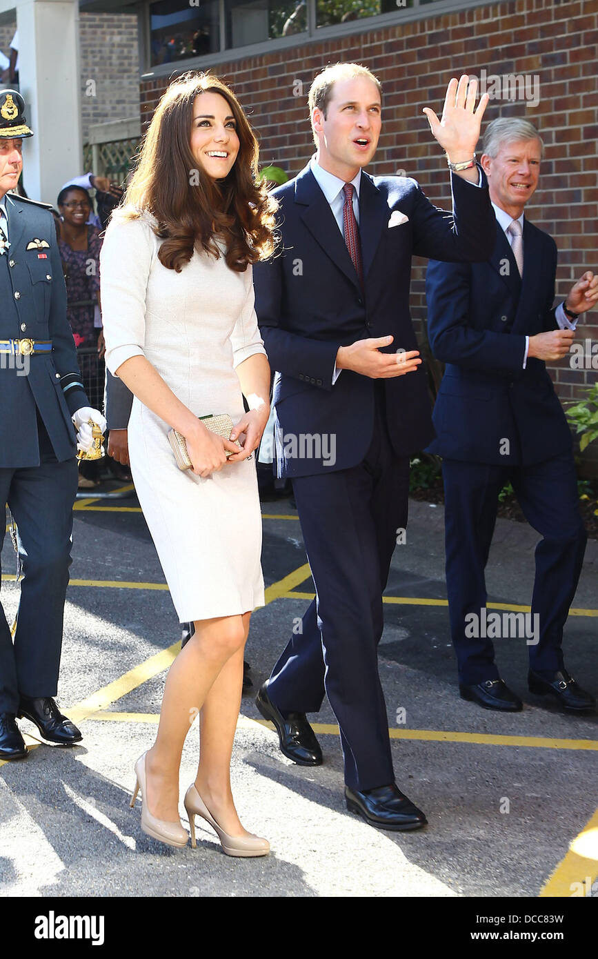 Caterina, duchessa di Cambridge e il principe William Duca di Cambridge l'apertura del nuovo centro di quercia per i bambini e per i giovani al Royal Marsden Hospital di Sutton, Inghilterra - 29.09.11 Foto Stock