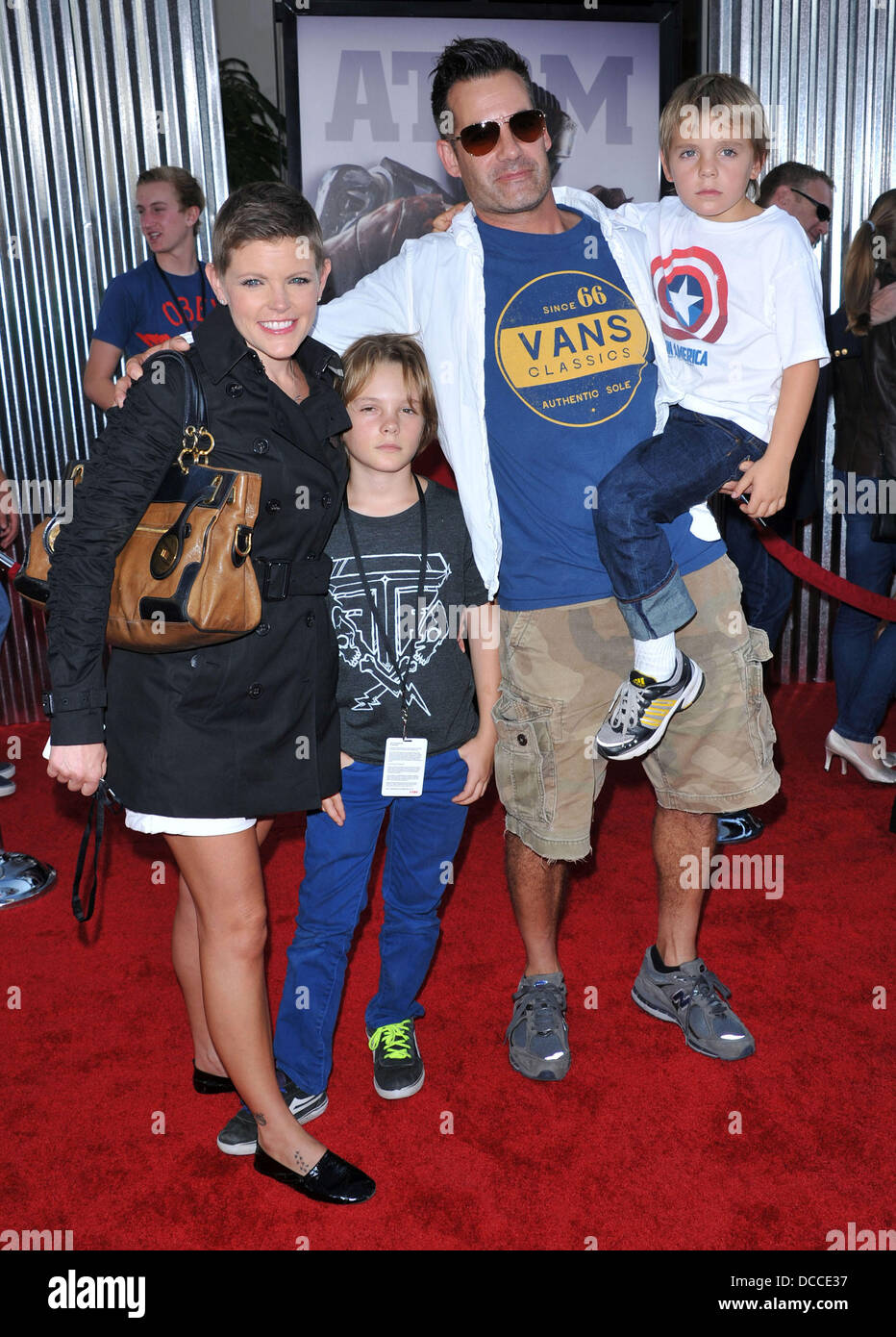 Natalie Maines Adrian Pasdar e la famiglia di Los Angeles prima di "vero" di acciaio mantenuto a Universal City Walk cinema Hollywood, California - 02.10.11 Foto Stock