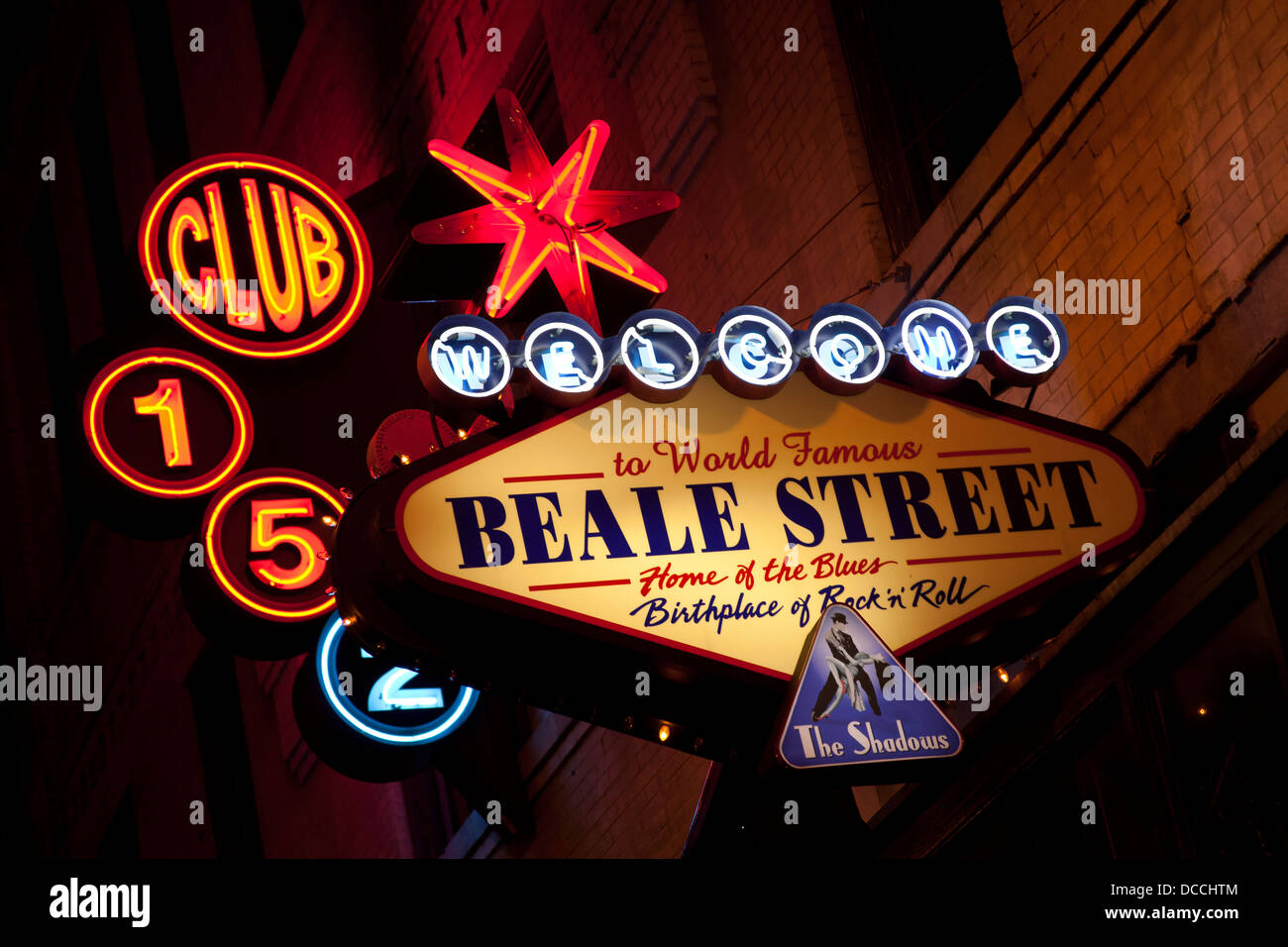 Illuminati al neon bar e club a Beale Street in notturna a Memphis, Tennessee, Stati Uniti d'America Foto Stock